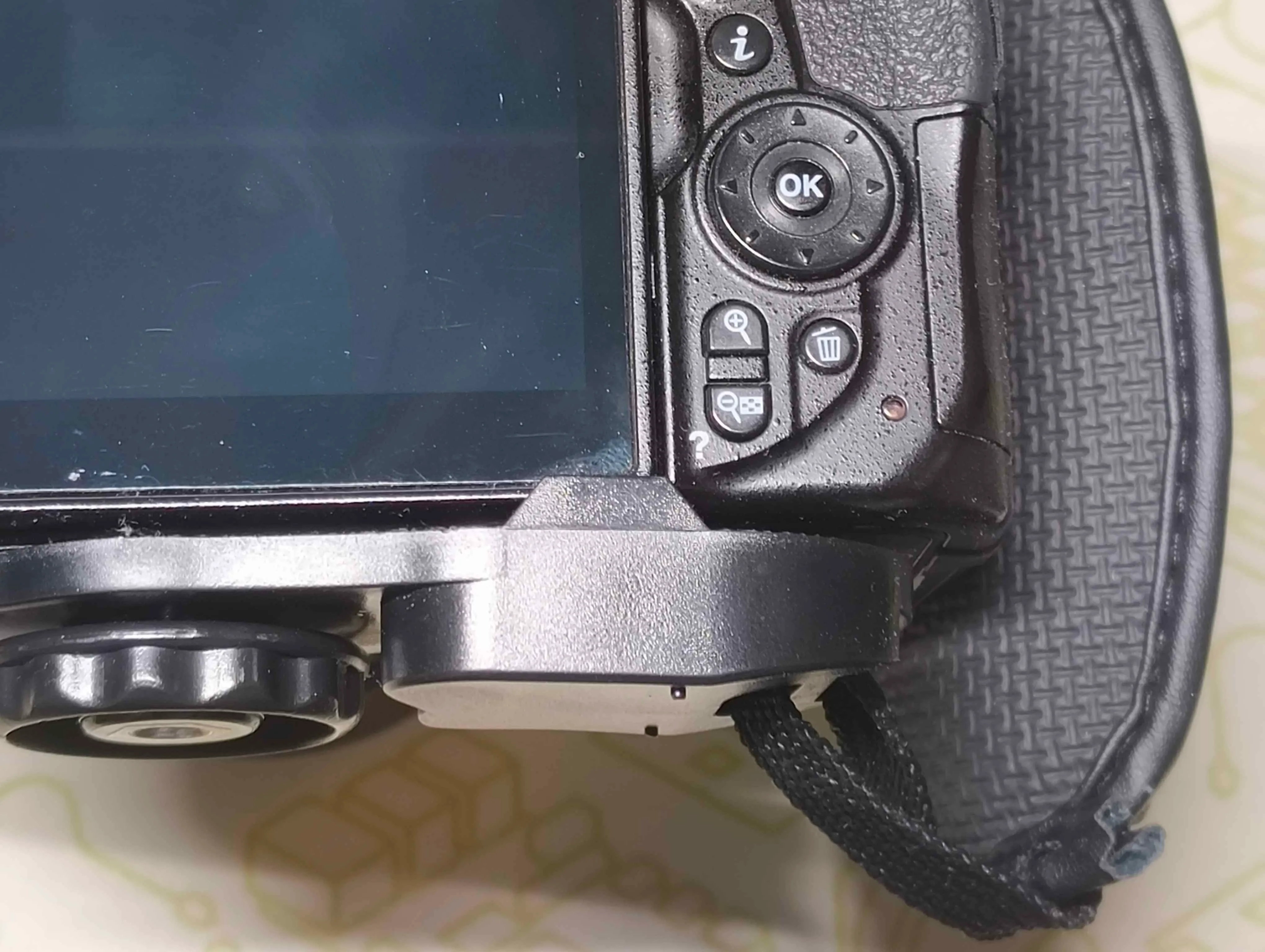 干渉しているハンドストラップの部分