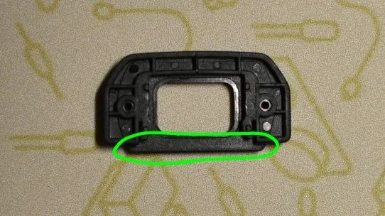 干渉しているアイカップの部分